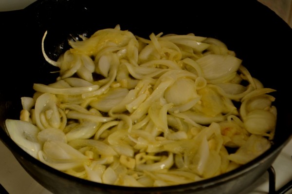 Лук и чеснок для картофельного омлета по-испански (Тортилья)